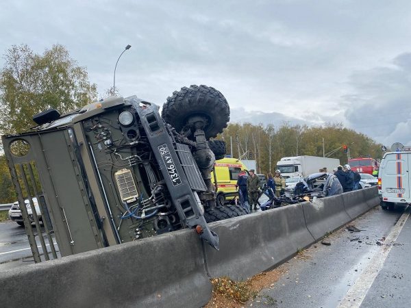 Большегруз перевернулся после столкновения с автомобилем у «Леруа Мерлен» в Нижнем Новгороде
