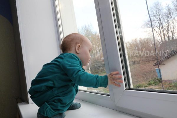Выпавший из окна младенец госпитализирован с травмой головы и ушибами в Нижнем Новгороде