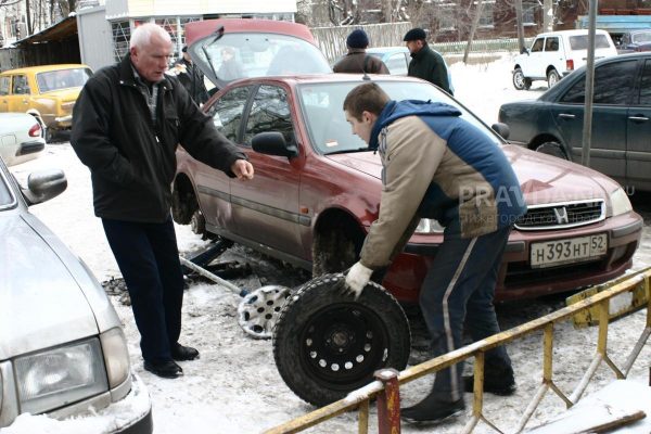 Меняют шины и собирают «зимний комплект»: как нижегородцы готовят автомобиль к холодам