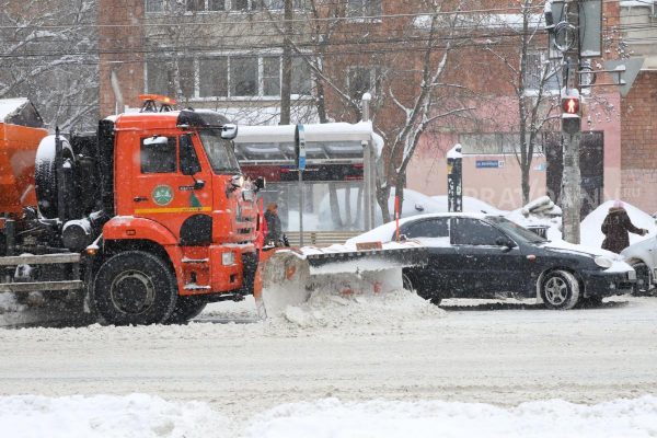Коммунальные службы борются с последствиями ночного снегопада в 8 районах Нижнего Новгорода