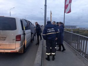 Городовой спас человека на Канавинском мосту в Нижнем Новгороде