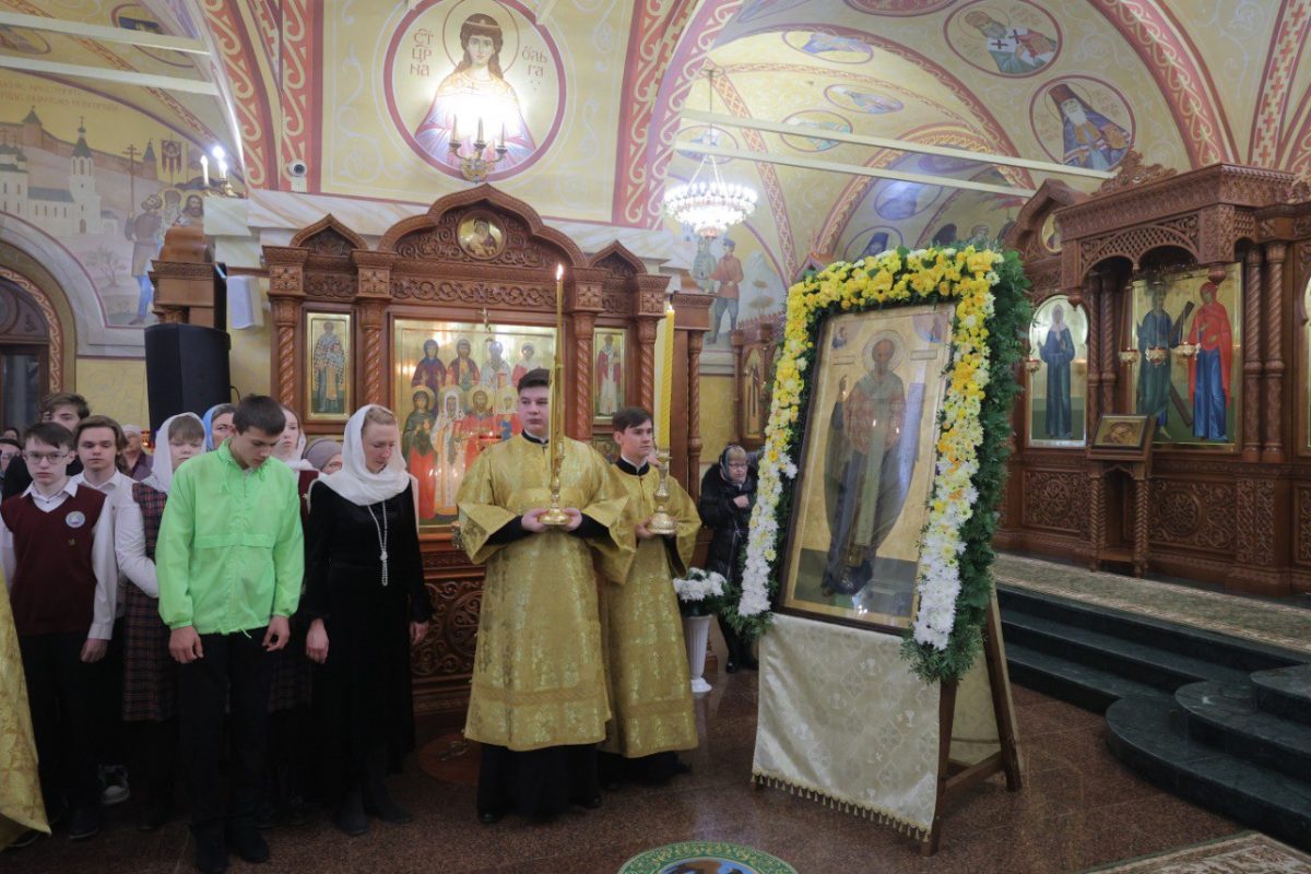 Митрополит Нижегородский и Арзамасский Георгий передал дзержинскому храму отреставрированную икону