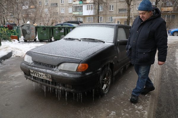 Дороги и тротуары Нижнего Новгорода превратились в каток из-да ледяного дождя