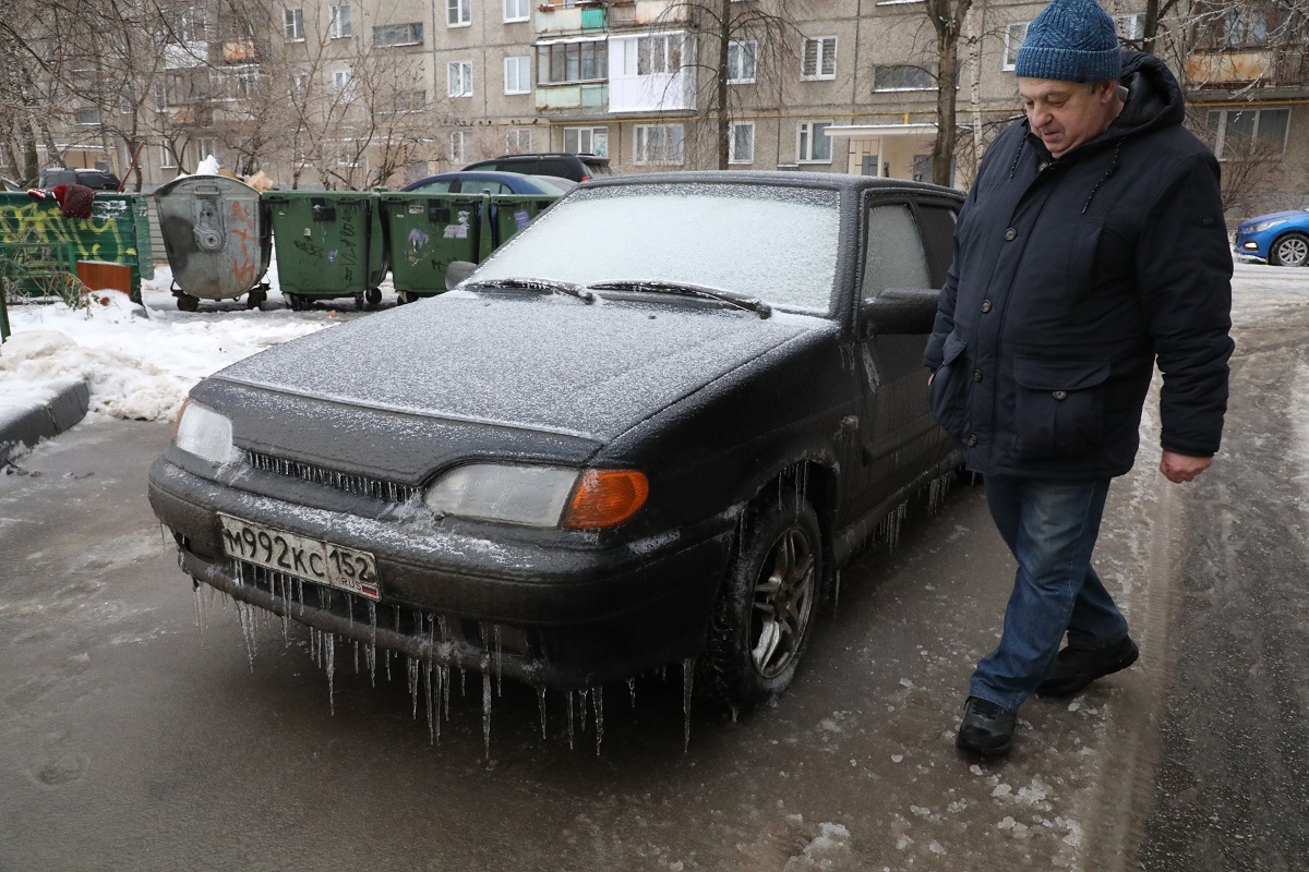 Дороги и тротуары Нижнего Новгорода превратились в каток из-да ледяного дождя