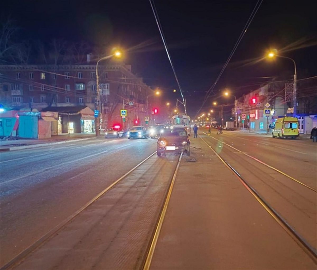 Водитель Lada Vesta сбил пенсионерку на трамвайных путях