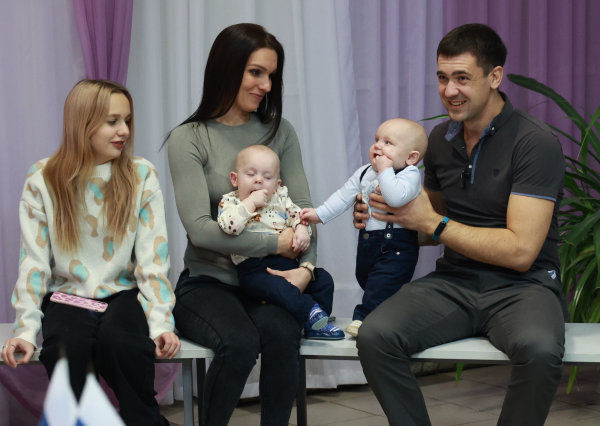 Семьи с новорожденными детьми поздравили в Дзержинске накануне Дня матери