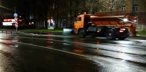 Нижегородские дороги и мосты обработали против гололеда перед первым снегопадом