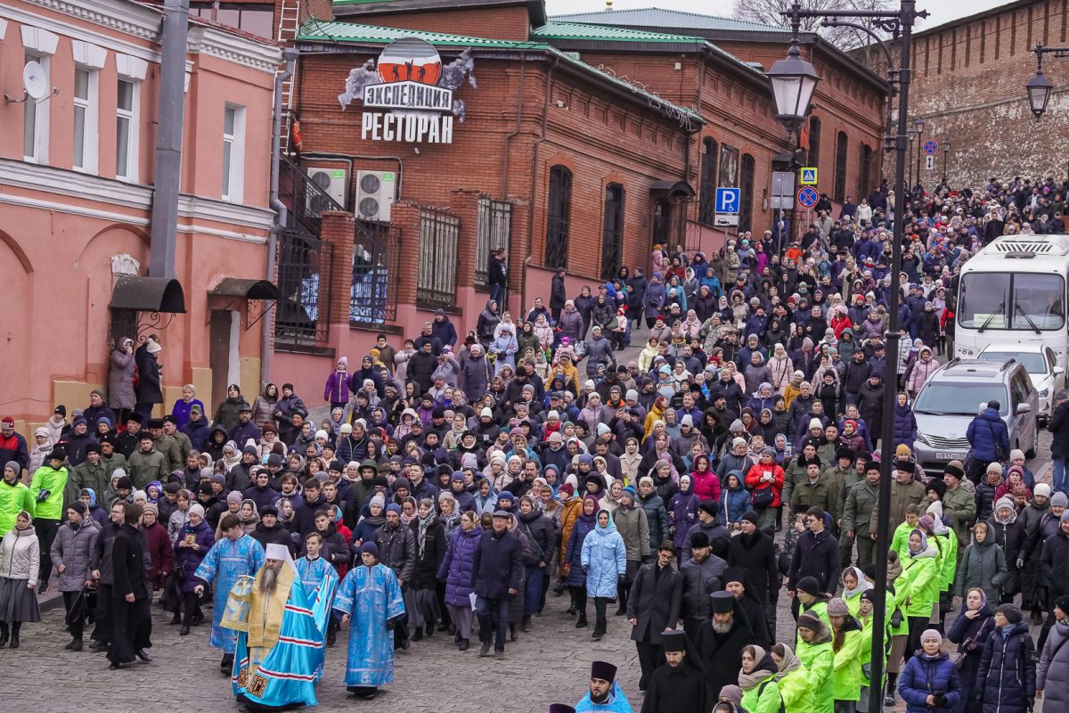Крестный ход в Нижнем Новгороде собрал сотни человек