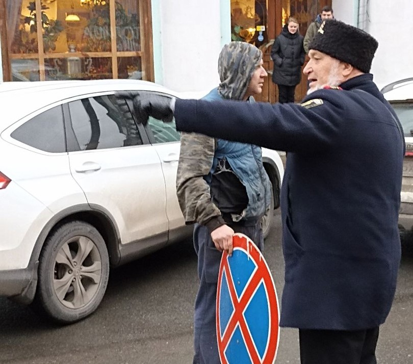 Городовой снова спас улицу Рождественскую от пробки