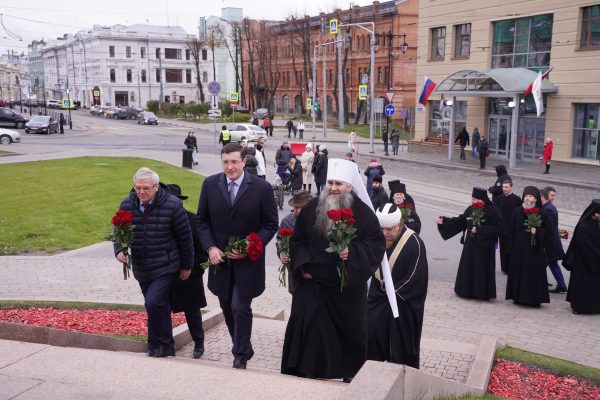 Глеб Никитин возложил цветы к памятнику Минину и Пожарскому