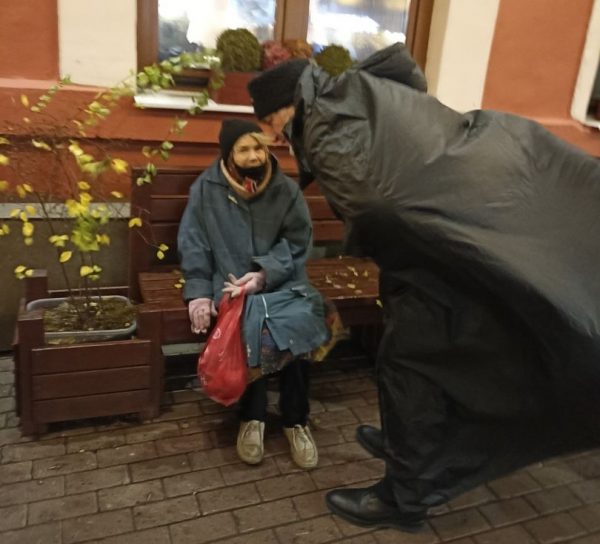 Городовой напоил чаем бабушку на улице Рождественской