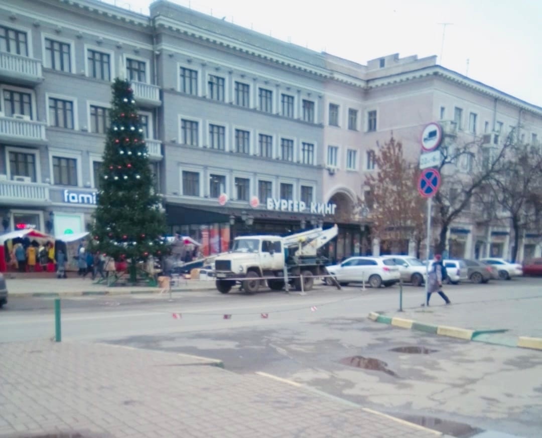 Новогодние елки начали устанавливать в городах Нижегородской области