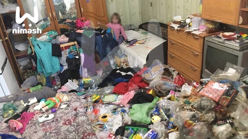 На женщину, чьи две несовершеннолетних девочки живут среди мусора в Богородске, составили протокол