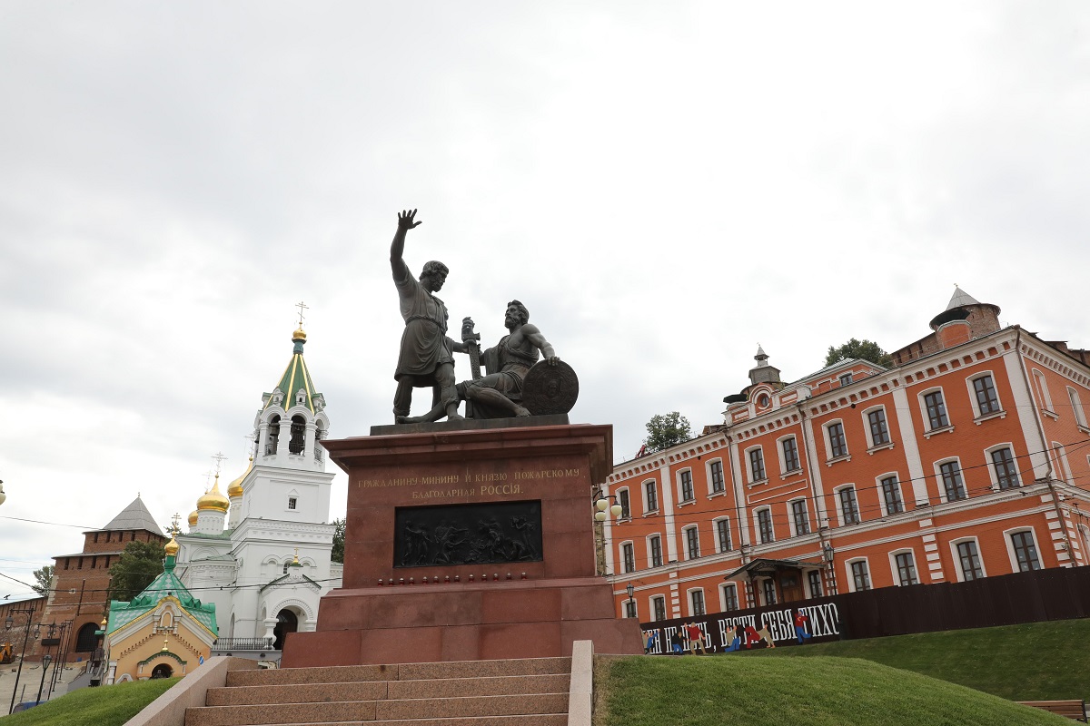 Газета писала: «Щиты с изображением кремлёвских стен разъехались, и под всеобщее ликование памятник был открыт»