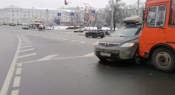 Три человека пострадали в ДТП с маршруткой на площади Минина 28 ноября