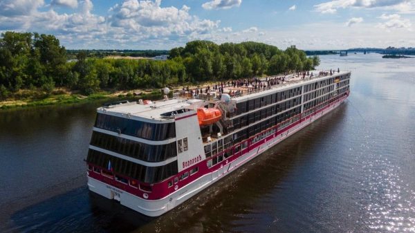 Плавучий пятизвездочный отель «Мустай Карим» закончил навигацию в этом сезоне