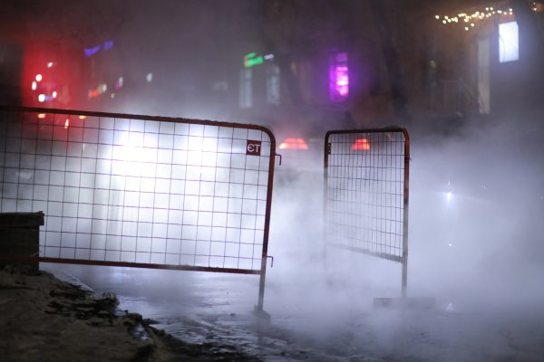 На улице Ижорской в Нижнем Новгороде прорвало трубу