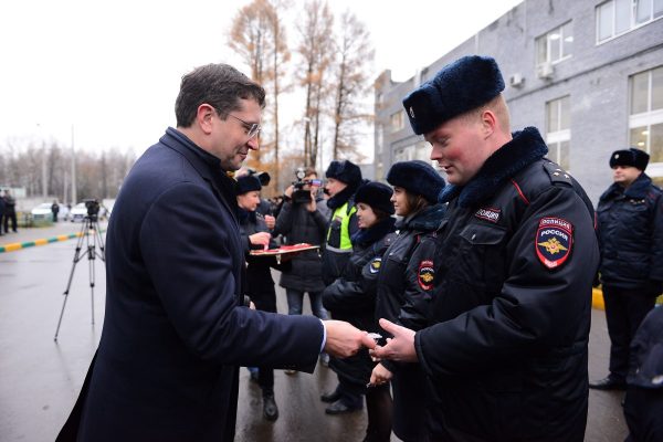 Глеб Никитин вручил ключи первым жильцам нового общежития для сотрудников органов внутренних дел