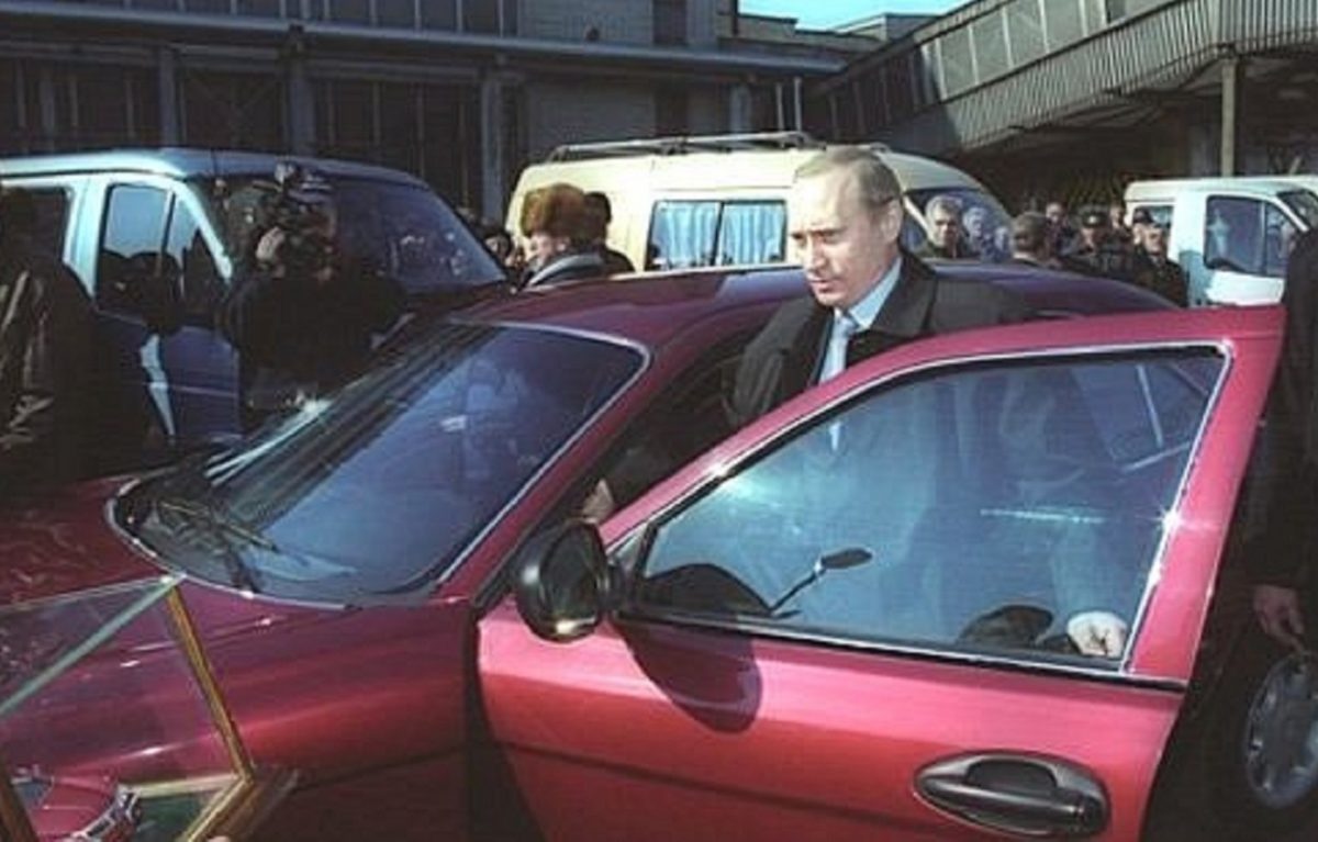 В марте 2000 года в Нижнем Новгороде Владимир Путин также посетил ГАЗ, где он сел за руль автомобиля «Волга» ГАЗ‑3111