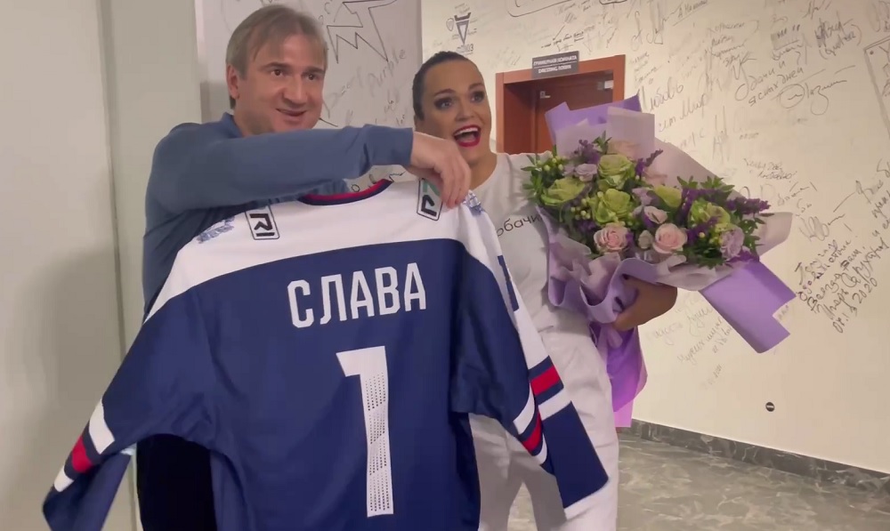 Певица Слава поддержала хоккеистов «Торпедо»