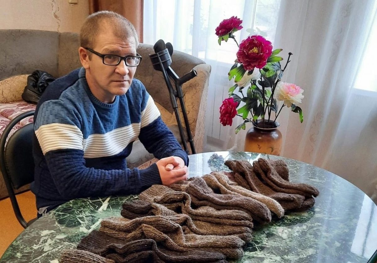 Десять пар шерстяных носков для мобилизованных связал житель Первомайского дома-интерната