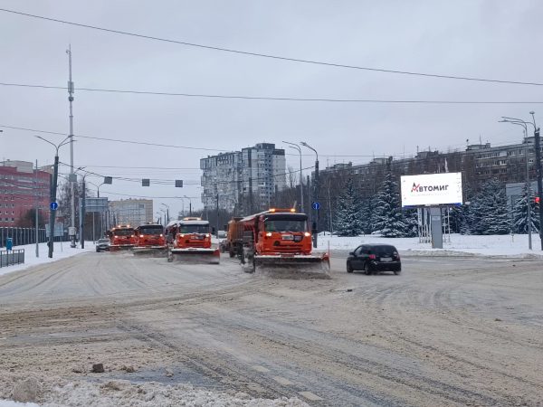 Автопоезда вторые сутки чистят снег на нижегородских дорогах