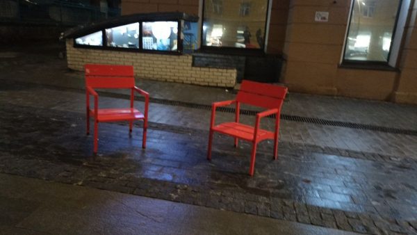 Поврежденный вандалами красный стул на Большой Покровской отремонтировали по запросу городового