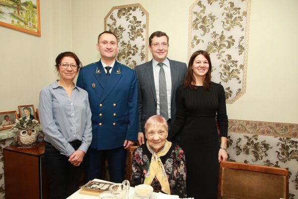 Глеб Никитин поздравил с 90-летием ветерана органов прокуратуры Клару Серебряную