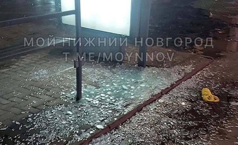 Вандалы разбили стекло на автобусной остановке у «Индиго» в Нижнем Новгороде