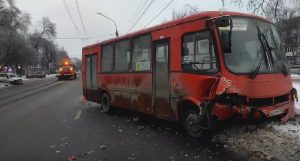 На Южном шоссе столкнулись легковой автомобиль и маршрутка