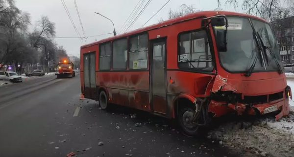 На Южном шоссе столкнулись легковой автомобиль и маршрутка