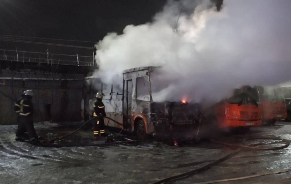Автобусы загорелись на стоянке в Автозаводском районе Нижнего Новгорода