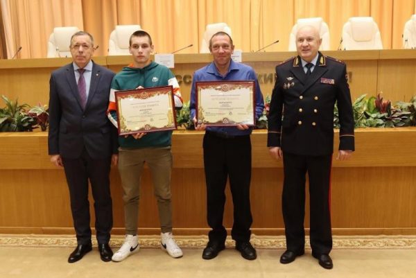Двух жителей Арзамаса наградили почетной грамотой за задержание преступника