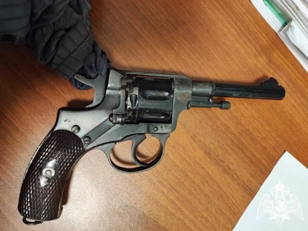 В Нижегородском областном суде задержали пенсионера с пистолетом