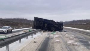 Фура с кирпичами перевернулась на трассе М7
