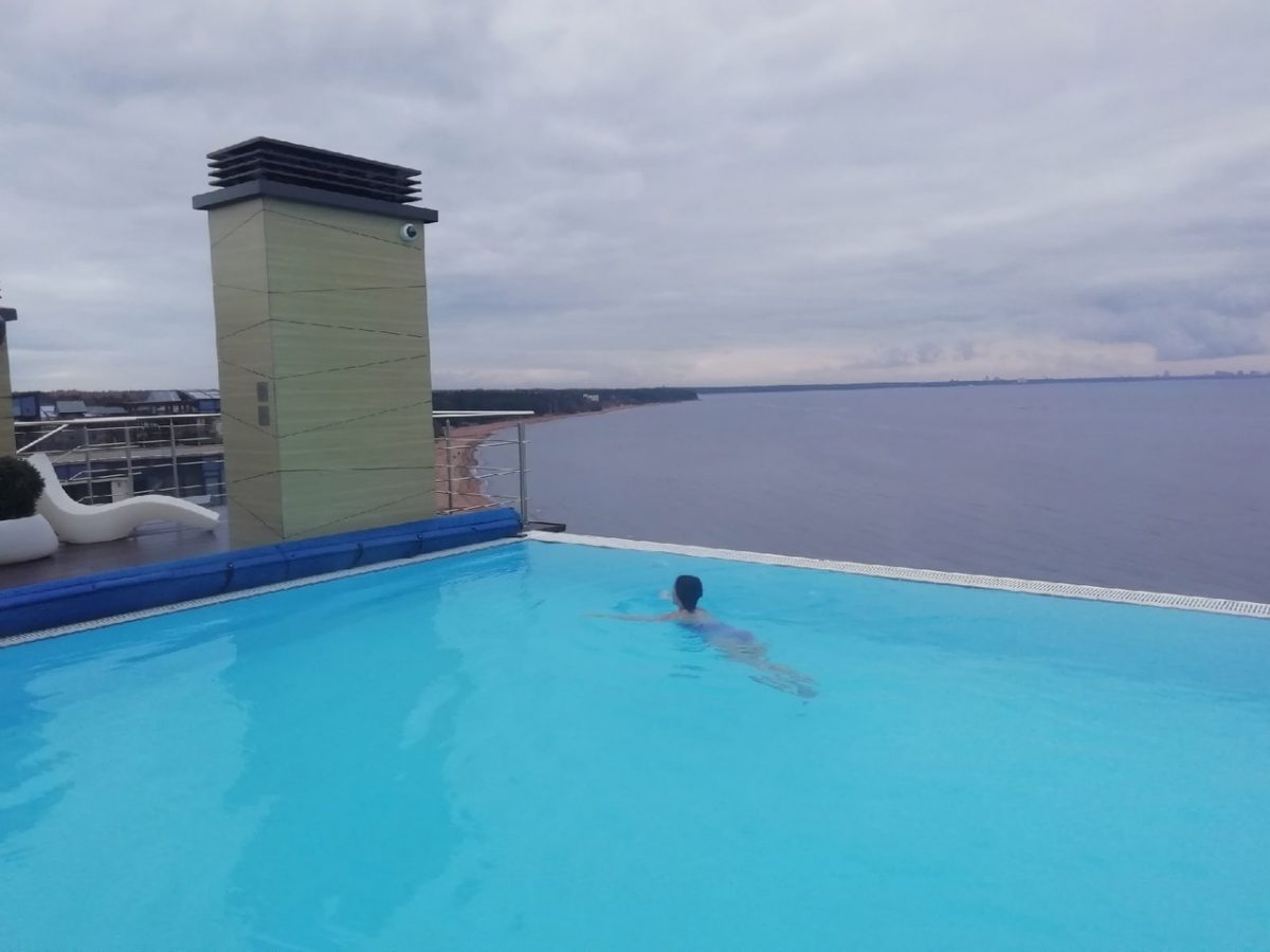 Открытый теплый бассейн на крыше 8-этажного отеля, который работает даже осенью