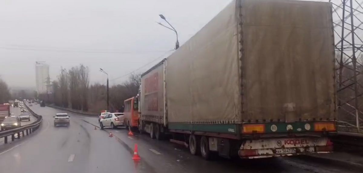Две легковушки, маршрутка и фура столкнулись на Комсомольском шоссе