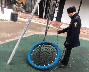 Городовые помогают устранять последствия непогоды в Нижнем Новгороде
