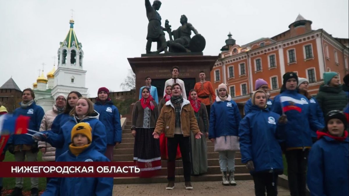 Нижегородцы и ансамбли из 27 регионов страны исполнили песню Шамана «Я — русский»