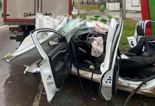 Автомобиль выкинуло в рекламный стенд после столкновения с ГАЗелью