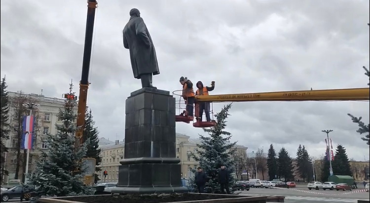 Памятник Ленину в Сарове накренился от ветра