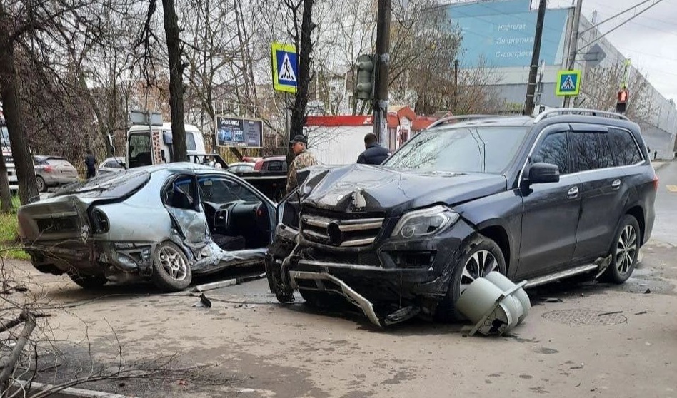 Два человека пострадали в ДТП около парка «Дубки» в Ленинском районе