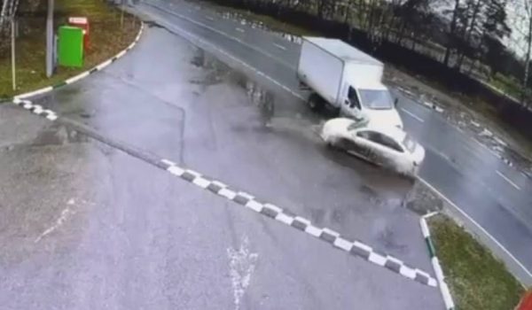 Появилось видео столкновения «Лады» и «ГАЗона» на&nbsp;Бору