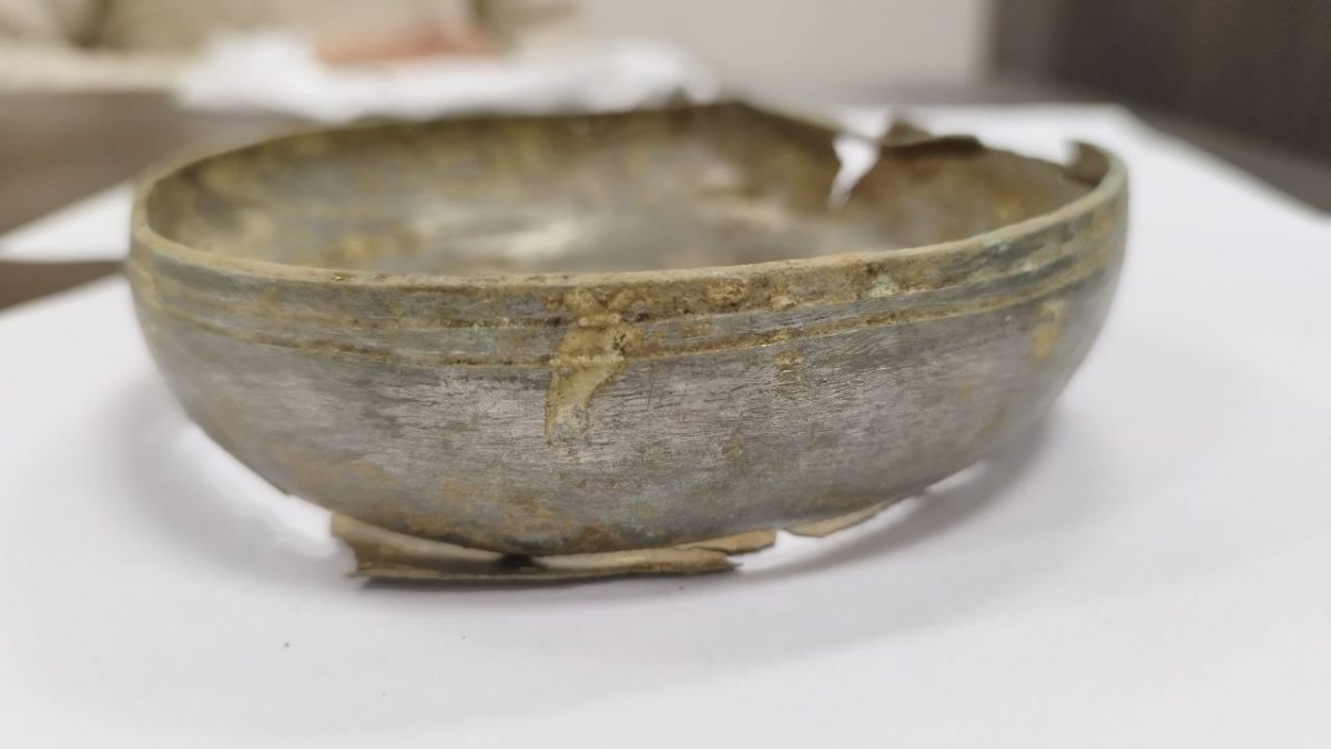 Над серебряной чашей из тайника 15 века трудятся нижегородские археологи