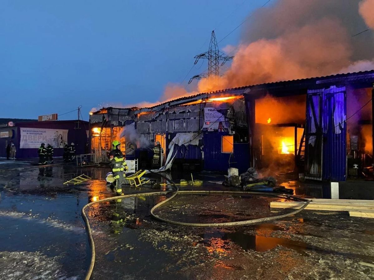 Крупный пожар произошел на рынке «Автомолл» в Нижнем Новгороде