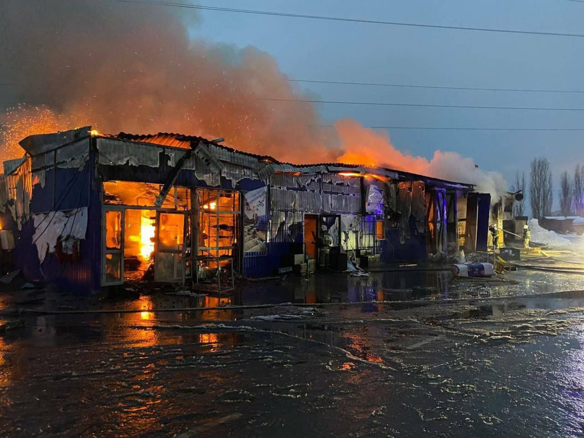 Опубликовано видео пожара на рынке «Автомолл» в Нижнем Новгороде