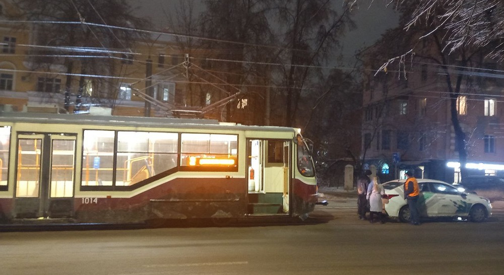 Пять трамваев встали на улице Белинского из-за ДТП