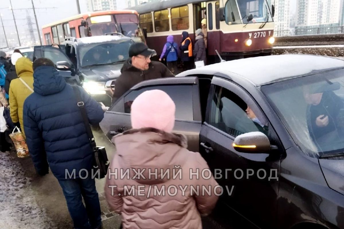 Нижегородские водители подвезли пассажиров, вынужденных идти пешком от Молитовского моста