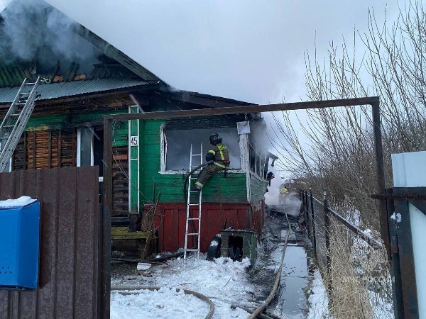 Мужчина погиб и два ребенка пострадали при пожаре в Шахунье