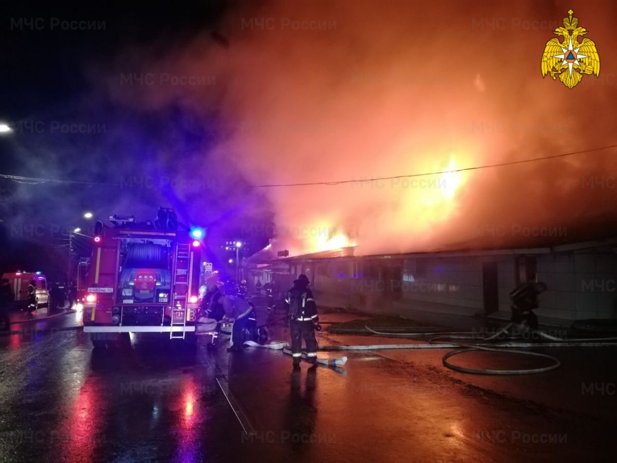 Местные жители помогали спасателям эвакуировать людей из горящего кафе в Костроме